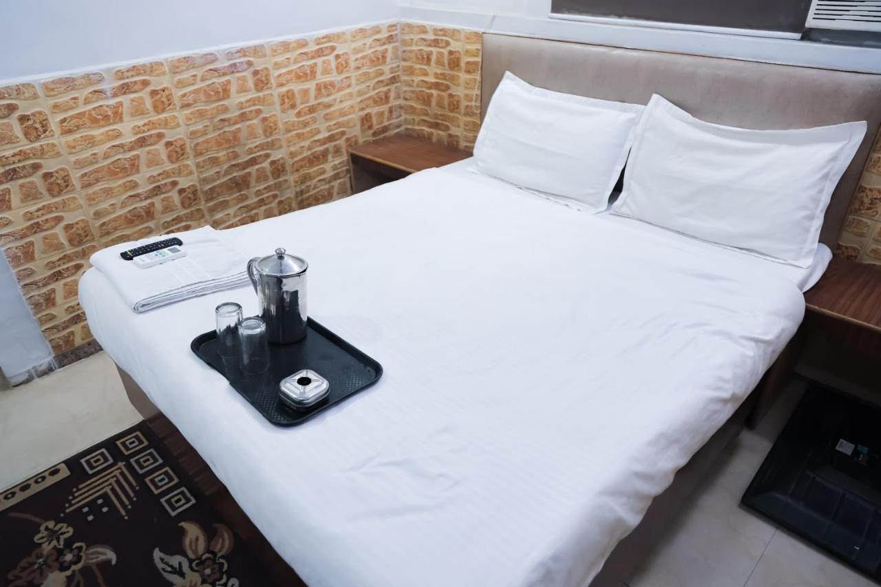 Roomshala 127 Mannat - Laxmi Nagar
